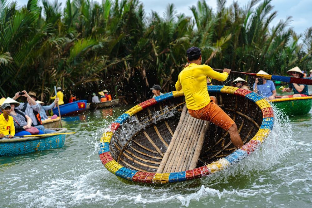 Fare un giro in barca a ceste nella foresta di cocoteri di Bay Mau.